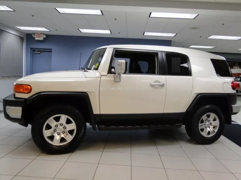 Toyota FJ Cruiser 2010 белого цвета