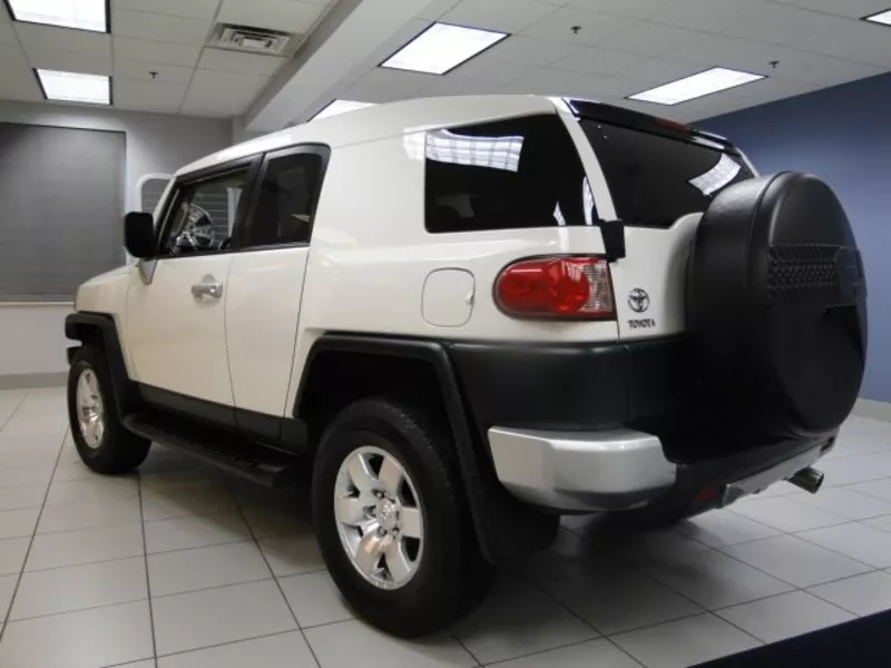 Toyota FJ Cruiser 2010 белого цвета 2