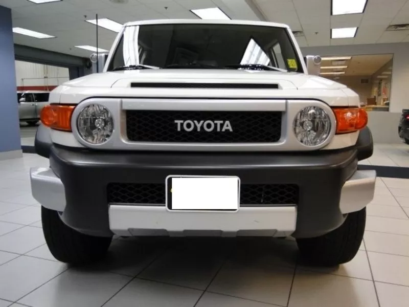 Toyota FJ Cruiser 2010 белого цвета 4