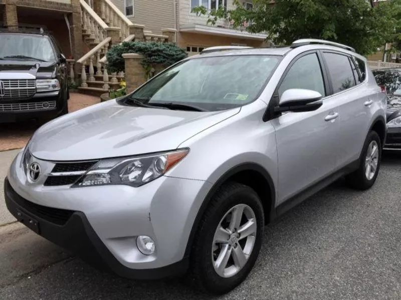 Toyota RAV4 2014 XLE,  Полный привод,  СЕРЕБРО В ЦВЕТ.