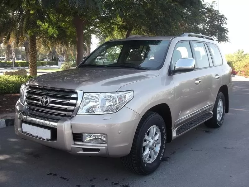 Toyota Land Cruiser 2011 цвет серебряный состояние 