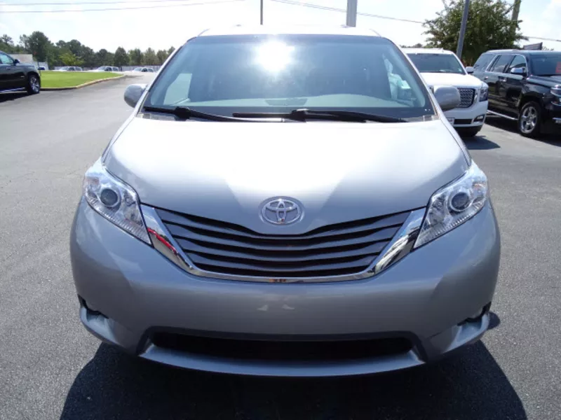 Toyota Sienna 2015 model.