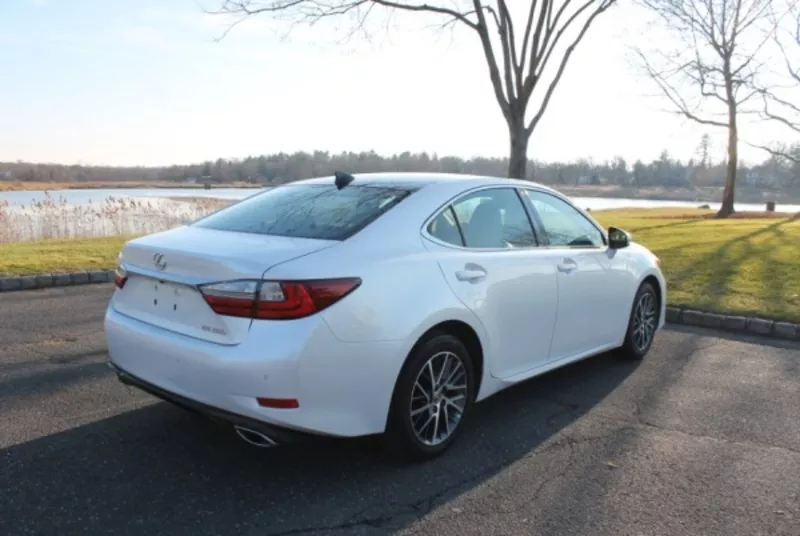 2017 Lexus ES 350 white 2