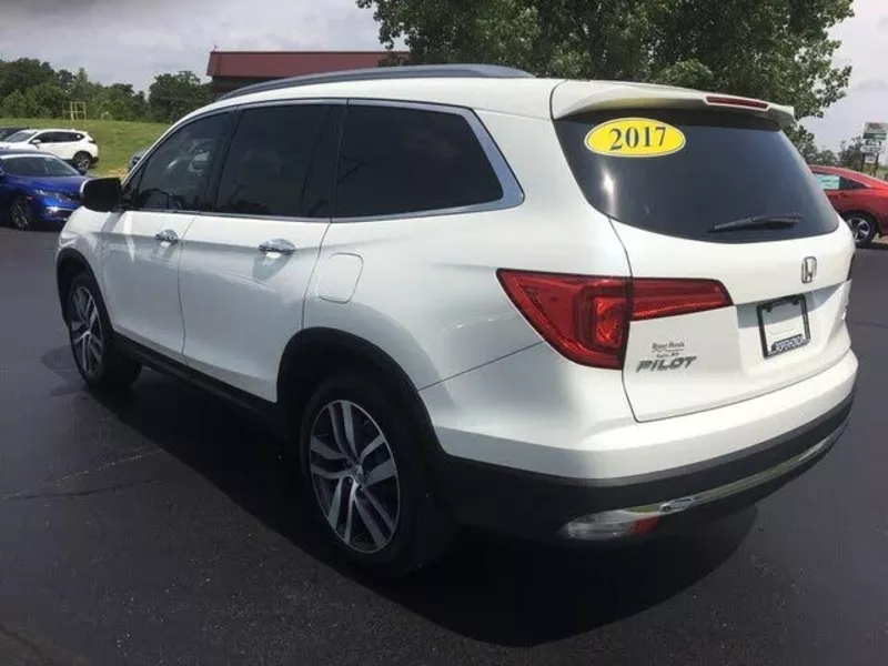 2017 Honda Pilot Touring AWD  4