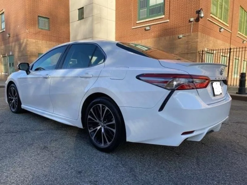 Срочная продажа модели Toyota Camry 2018,  белого цвета 3